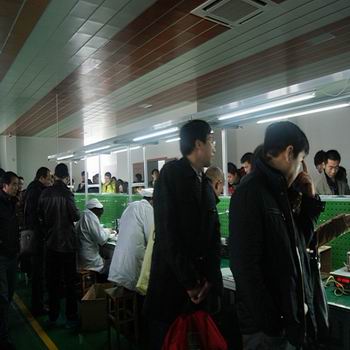 与会人员在LED无尘生产车间参观