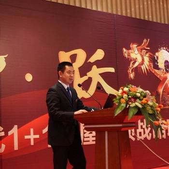 时代电器副总经理朱曦先生在做市场分析报告